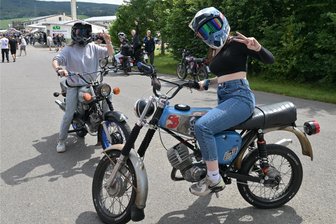Mehr als 500 Teilnehmer bei Simson-Treffen im Erzgebirge - aber ein Höhepunkt fällt aus - Waren beim Simsontreffen dabei: Joyce Glaser aus Schwarzenberg (l.) und Lea Müller aus Lugau.