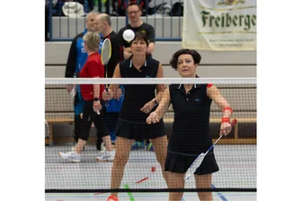 Mehr als 55 Jahre erfolgreich am Netz: Freiberger Badmintonspielerin beendet lange Karriere - 20 Jahre ein erfolgreiches Duo: Steffi Reissig (r.) und Birgit Uhlig. 2024 gewannen bei den Südostdeutschen Meisterschaften in Freiberg Silber im Damendoppel und lösten die Fahrkarte zur Deutschen Meisterschaft.