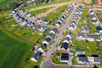 Mehr als 60.000 Einsprüche gegen Grundsteuerbescheide in Sachsen - Einfamilienhäuser in Leipzig-Rückmarsdorf. Jeder fünfte Grundstückseigentümer in Sachsen hat noch immer keine Grundsteuererklärung abgegegeben.