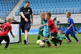 Mehr als 80 Sportvereine präsentieren sich vor dem Chemnitzer Stadion - 