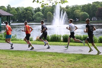 Mehr als 8000 Läufer beim Kuha-Marathon: Chemnitz im Laufrausch - Läufer-Romantik am Schlossteich.