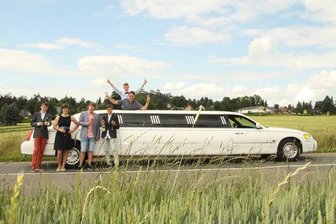 Mehr als 850 Jungen und Mädchen fiebern Jugendweihe in Mittelsachsen entgegen - Mit einer Limousine reisten im vergangenen Jahr Jugendliche aus Augustusburg zu ihrer Jugendweihefeier an.