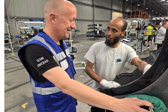 Mehr als 8700 ausländische Beschäftigte im Kreis Zwickau: Zündet der „Jobturbo“ für Migranten allmählich? - In den Werkhallen der Firma L.I.T. an der Dorotheenstraße in Zwickau werden Fahrzeugmodule zusammengebaut. Ein Großteil der Beschäftigten hat Migrationshintergrund, wie der 39-jährige Yohannes Abraham Bru (r.), der aus Eritrea nach Sachsen gekommen ist. Standortleiter Carsten Krauß ist mit seiner Arbeit sehr zufrieden.