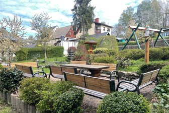 Mehr als „99 Funken“ Hoffnung auf ein Grünes Klassenzimmer für die Jenaplanschule Markersbach - Ein Plätzchen im Schulgarten der Jenaplanschule ist schon gefunden, und auch die Bänke stehen schon. Noch aber fehlt der Sonnenschutz. Foto: Frieda Schellenberg
