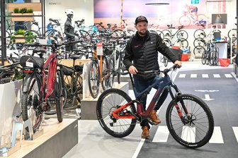 Mehr als doppelt so groß wie bisher: Fahrradhändler öffnet in Chemnitz an neuem Standort - Filialleiter Denny Haase in der neuen Verkaufshalle an der Hermann-Pöge-Straße. Rund 2300 Fahrräder stehen im Verkaufsraum bereit. Die neue Teststrecke führt über zwei Etagen.