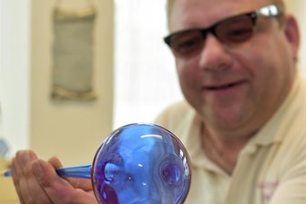 Mehr als Drechseln, Spinnen und Filzen: 30 Handwerker öffnen in Mittelsachsen ihre Türen - Glasbläsermeister Marcel Hellbach in seiner Brand-Erbisdorfer Werkstatt: Er demonstrierte 2021, wie Weihnachtsbaumschmuck geblasen wird.