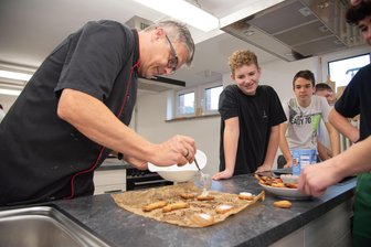 Mehr als ein Ausgleich für fehlende Lehrer: Stadtbekannter Wirt hält im Vogtland Unterricht - Thorsten Voigt und die Schüler der 8. Klasse der Oberschule in Klingenthal backen Plätzchen.