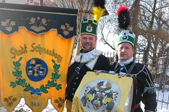 Mehr als ein farbenprächtiges Spektakel: Warum das vogtländische Auerbach an seiner Bergparade festhält - Mike Rothemann (links) trägt stolz die Schneeberger Standarte. Er ist aktiver Bergmann. Tino Zupp mit der großen Trommel arbeitete früher auch im Schacht.