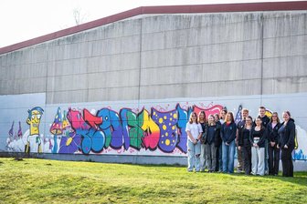 Mehr als ein Hingucker: Was es mit einem XXL-Graffito in Reinsdorf auf sich hat - Neunt- und Zehntklässler der Internationalen Oberschule Reinsdorf haben im Rahmen des Kunstunterrichts mit Lehrerin Miriam Kaniß die Wand einer Halle des Betriebs V-BC.de im Reinsdorfer Gewerbegebiet zum Blickfang gemacht.