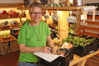 Mehr als ein Laden: Bionaturhof in Westsachsen setzt auf Inklusion und Regionalität - Nicole Hamann und ihr Team haben für den Bionaturhof immer wieder neue Ideen. Im Gemüsekeller lagern etliche regionale Obst- und Gemüsesorten.