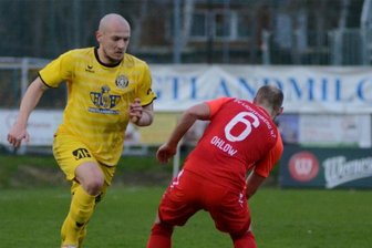 Mehr als ein Sechs-Punkte-Spiel - Aleksandrs Guzlajevs (links), hier im Heimspiel gegen den SV Lichtenberg (0:1), zählte in den vergangenen Begegnungen zu den besten Akteuren im Team des VfB Auerbach.