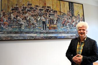 Mehr als ein Sinfonieorchester: Wie die Vogtland Philharmonie Region, Menschen und Kultur prägt - Intendant Ulrich Wenzel vor dem Bild von Hartwig Fischer. Obwohl sich das Orchester extrem verjüngt hat, sind noch einige Musiker von damals dabei.