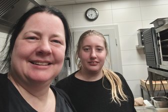 Mehr als eine gute Geste: Siebenlehner Gaststätte spendiert Schnitzelbrötchen für Einsatzkräfte bei Hausbrand - Wirtin Tina Ischner und Tochter Bianca verköstigten am Mittwoch die Einsatzkräfte in Siebenlehn.