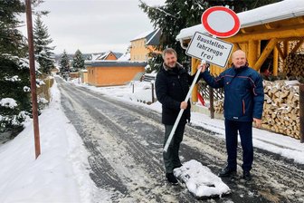 Mehr als eine halbe Million Euro für 300 Meter Straße: Großbaustelle im Erzgebirge freigegeben - Frank Kippig (r.), der Geschäftsführer des Zweckverbands Wasserwerke Westerzgebirge, und Bürgermeister Thomas Kunzmann gaben den Siedlerweg in Lauter am Montag wieder offiziell frei.