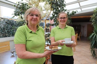 Mehr als Eis und Kuchen: Das Café Flora in Mulda im Erzgebirge genießt legendären Ruf - Catrin Liebig (r.) übernahm 2019 das Cafe Flora in Mulda von Kornelia Kahsnitz.