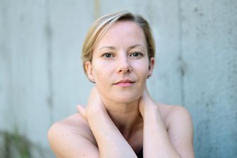 Mehr als Erzgebirgskrimi: Warum Teresa Weißbach nach Stollberg kommt - Schauspielerin Teresa Weißbach stammt aus Stollberg. Nun gastiert sie für ein Projekt mit Autorin Diana Feuerbach im Bürgergarten.
