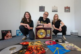 Mehr als Kraftklub, Trettmann und Blond: Diese Bands und Musiker kommen aus Chemnitz - Es ist eine besondere Ausstellung, die ab Freitag im „Open Space“ hinterm Marxkopf zu sehen sein wird: „Chemnitz auf Platte“ zeigt die Entwicklung der Stadt anhand (fast) aller hier je veröffentlichten Schallplatten. Die Sonderschau hat „Freie Presse“-Kulturchef Tim Hofmann (Mitte) zusammen mit den Kunstsammlungen Chemnitz (im Bild die „Open Space“-Mitarbeiterinnen Luise Grundzinski/l. und Tina Weber) zusammengestellt.