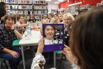 Mehr als nur Bücherregale: Warum es in der Neukirchener Bibliothek jetzt auch Schminktipps gibt - Elf Frauen ließen sich am Mittwoch in der Gemeindebibliothek Neukirchen zu Make-up- und Frisurentrends beraten. Teilnehmerin Maria Aurich (Mitte) schlüpfte in die Rolle des Modells. An ihr zeigten die Profis, was das richtige Styling der Augenbrauen und Wimpern ausmacht.