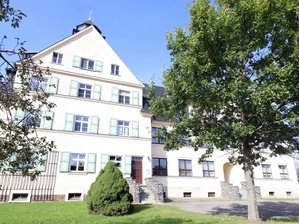 Mehr als nur ein Klassentreffen - Das alte Schulgebäude in Gahlenz. In der Festwoche sind alle ehemaligen Schüler des Dorfes zum Klassentreffen eingeladen. 