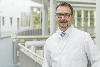 Mehr als nur Herzklopfen: Freiberger Chefarzt spricht über Herzrhythmusstörungen - Hagen Schrötter ist Chefarzt der Klinik für Kardiologie im Kreiskrankenhaus Freiberg.