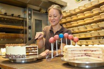 Mehr als nur leckere Torten: Bäckerei Schrader übernimmt Gastronomie im Falkensteiner Tiergarten - Ausgefallene Torten sind die Spezialität der Bäckerei und Konditorei Schrader. Mitarbeiterin Kessy Seidel kennt sich mit den Leckereien bestens aus. Im Tiergarten kann man die Kuchen bald ebenfalls essen - und vieles mehr.