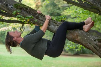 Mehr als nur Waldyoga: Vogtländerin will Menschen zurück zur Natur bringen – „es ist meine Berufung“ - Bäume umarmen, das macht Theresia Tröger besonders gern. Sie fühlt dann nicht nur die Rinde, sondern riecht das Harz und die Blätter. „Das macht sehr viel mit mir“, sagt sie.