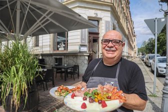 Mehr als Pizza, Pasta und Pesto: So vielfältig sind die italienischen Restaurants in Chemnitz - Silvestro Di Dio vom Ristorante Al Castello mit einem Vorspeisenteller und Bruschetta am Schloßplatz.