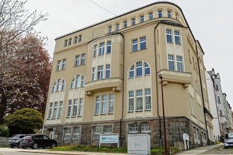 Mehr als putzen: Vogtland erhält Hauswirtschaftsschule - In dieses Eckhaus an der Rosa Luxemburg Straße in Auerbach soll die Schule für Hauswirtschaft einziehen.