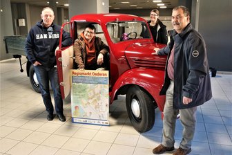 Mehr als regionale Lebensmittel: In der „Stanze“ in Oederan soll ein regionales Kaufhaus entstehen - Gesellschafter Andre Döhring, Wirtschaftsförderer Marco Metzler, Mitarbeiterin Lisa Wiltzsch und Geschäftsführer Maxim Steinhardt von der Agrargenossenschaft Memmendorf kurz vor der Eröffnung des Regionalmarktes im Juni 2023.