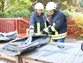 Mehr als rote Autos und Blaulicht - Beim Tag der offenen Tür durften die Gäste sogar auch Rettungsgerät ausprobieren. Rico Geisler (r.) bediente unter Anleitung von Marcel Fischer einen Spreizer.