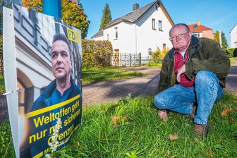 Mehr als sechs Wochen nach der Landtagswahl: FDP-Plakat nervt Erzgebirger - Pflockenstraße in Oelsnitz: Wahlplakate wie dieses der FDP hängen sogar noch sechs Wochen nach der Landtagswahl herum. Das nervt Bürger wie Reinhold Richter.
