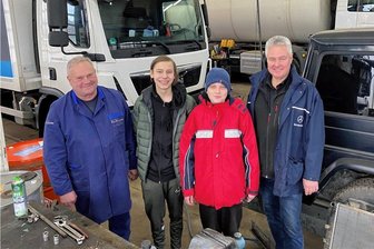 Mehr als Zeit absitzen: Sascha und Vitalii aus der Ukraine absolvieren Schülerpraktikum bei Mercedes in Reichenbach - Für zwei Wochen ein Team in der Lkw-Werkstatt am Ruppelteweg: Werkstattmeister Jörg Tautenhahn, die Neuntklässler Vitalii Tsarehorodtsev und Sascha Miroschnyck sowie Andreas Schaller von der Geschäftsführung (von links).