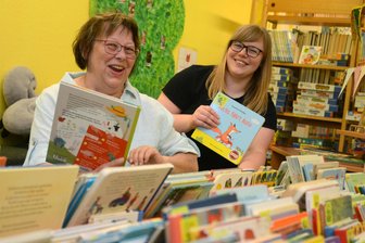 Mehr Angebote und neue Öffnungszeiten: Das ändert sich in Auerbachs Bibliothek - Tanja Rether (r.) ist die Leiterin der fusionierten Stadtbibliotheken Auerbach und Rodewisch.