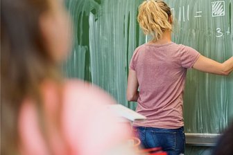 Mehr arbeiten als Mittel gegen Lehrermangel? Das sagen Absolventen in Chemnitz - Rund 2000 Lehrerinnen und Lehrer müssten nach neuesten Erkenntnissen pro Jahr in Sachsen eingestellt werden, um alle Abgänge auszugleichen. Ausreichend Bewerber dafür gibt es bislang nicht. Experten raten deswegen zu ungewöhnlichen Schritten.