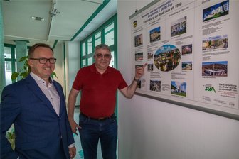 Mehr Aufgaben: Stadtwerke Aue-Bad Schlema bauen um - Heiko Ritter (rechts) hat seinen Vater Burkhard Ritter vertreten, der aktiv im Geschichtsverein von Aue ist und maßgeblich beteiligt war an den Tafeln, die im Foyer der Stadtwerke Aue-Bad Schlema ausgestellt waren. René Rücker ist deren Geschäftsführer.