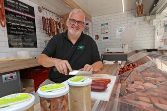 „Mehr Auswahl ist immer gut“: Fleischerei aus dem Erzgebirge wagt sich auf Zwickauer Wochenmarkt - Bereichert seit kurzem den Zwickauer Wochenmarkt: Freitags macht Ingo Vollmer mit Fleisch und Wurst aus Neuwürschnitz Station auf dem Marienplatz.