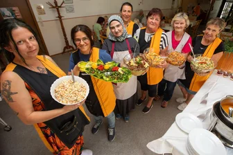 Mehr Bedarf, weniger Helfer: Plauener Tafel bietet internationales Mittagsbüfett - Das Küchenteam der Plauener Tafel bereitete warme und kalte Speisen aus verschiedenen Ländern zu.