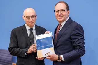 Mehr Bedrohung von rechts und links - Bundesinnenminister Alexander Dobrindt (r.) und Sinan Selen, Vizepräsident des Bundesamtes für Verfassungsschutz BfV, stellen den aktuellen Verfassungsschutzbericht vor. Foto: Andreas Gora/imago