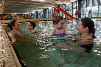 Mehr Besucher als erwartet: Chemnitzer Schwimmhallen erstmals wieder offen - In der Schwimmhalle am Südring gehörten Juliane Schuldt (links) mit Fabian und Katrin Bosler mit Louis zu den ersten Badegästen.
