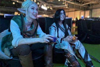 Mehr Besucher als im Vorjahr: So lief die "Caggtus"-Gaming-Messe in Leipzig - Gaming- und Cosplay-Liebhaberinnen Hannah (links) und Isabell duellieren sich an der Wii-Konsole in „Mario Smash Football“. Sie waren zwei der insgesamt 17.300 Besucher bei der „Caggtus“-Gaming-Messe in Leipzig.