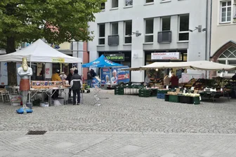 Mehr Besucher, bessere Umsätze: Taubenmarkt wird neue Heimat des Crimmitschauer Wochenmarkts - Der Wochenmarkt ist dauerhaft vom Markt auf den Taubenmarkt umgezogen
