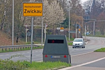 Mehr Blitzer, weniger Personal: Die weitreichendsten Maßnahmen aus dem Zwickauer Sparpaket - Willkommensgruß am Ortseingang: Der Superblitzer stand kürzlich an der B 93 aus Richtung Mosel. Er soll der Stadt mehr Einnahmen bringen.