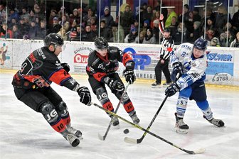 Mehr Brisanz geht kaum: Eishockey-Regionalliga Ost erlebt Bruderduell im Derbydoppel zwischen Schönheide und Chemnitz - Gegen die Chemnitz Crashers feierten die Schönheider Wölfe um Kevin Piehler (l.) und Jan Meixner erst im Januar einen Derbysieg vor heimischer Kulisse. Das wollen die Erzgebirger diesen Sonnabend möglichst wiederholen. Es steht viel auf dem Spiel im Halbfinale der Liga. Und das Rückspiel im Küchwald folgt 24 Stunden später.