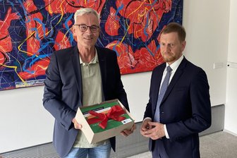Mehr Bürgerbeteiligung in Sachsen: Koalition verhandelt trotz Kretschmer-Absage weiter - Sachsens Ministerpräsident Michael Kretschmer (CDU) nimmt ein Jahr vor der Landtagswahl 5555 Unterschriften für erleichterte Volksbegehren und die Einführung des Volkseinwands entgegen. 