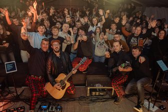 Mehr Busse fahren zur Kirmes nach Ellefeld - Tolle Stimmung – das Bild entstand bei einer früheren Kirmes mit der Band Simultan.