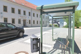Mehr Busse für Kleinwaltersdorf - Ex-Ortsvorsteherin bringt Windgeld ins Spiel - Der öffentliche Personennahverkehr in Kleinwaltersdorf - hier die Bushaltestelle am Bürgerhaus - soll verbessert werden.