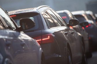 Mehr CO2, wenig Alternativen: Verkehrswende in Sachsen lässt auf sich warten - Autos stehen im Stau.