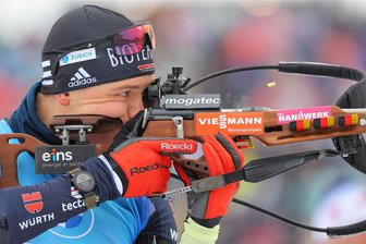 Mehr Crosslauf und neue Atemtechnik: Wie Sachsens bester Biathlet im Weltcup mitmischen will - Justus Strelow visiert im Stehendanschlag die Scheiben an.