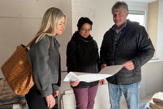 Mehr Durchblick: Neue Augenarztpraxis für Frankenberg - Katharina Delitzscher, Denise Oehms und Jens Engmann (von links) begutachten den Baufortschritt in der neuen Praxis.