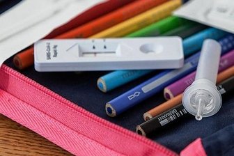 Mehr Fälle, mehr Tests: Schule im Coronamodus - Ein Selbsttest-Set auf einer Federmappe: Corona-Alltag.